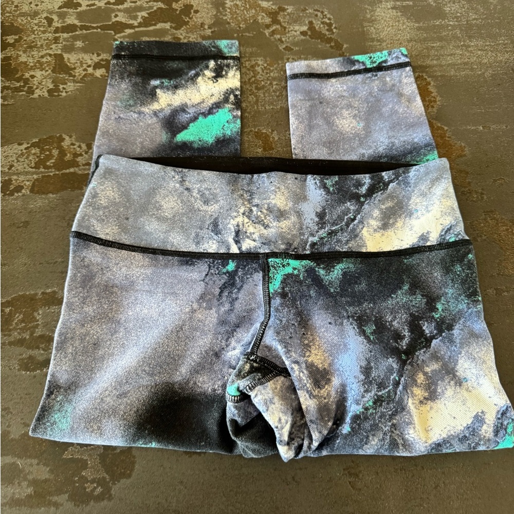 Lululemon Athletica Black and Gray Leggings with Artistic Design